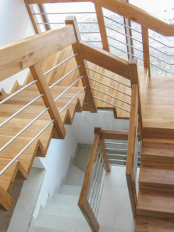 schody dywanowe, schody drewniane, schody na wmiar, schody z drewna, schody z balustradą, schody drewniane metalowa balustrada, schody nowoczesne