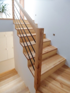 schody dywanowe, drewniane schody, drewniane schody dywanowe, schody na wymiar, schody z balustradą, schody drewniane metalowa balustrada