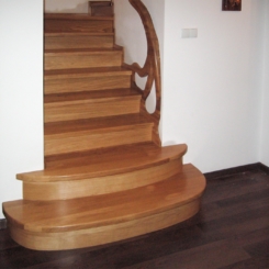 schody klasyczne, klasyczne schody drewniane, schody drewniane rzeźbione, schody z balustradą