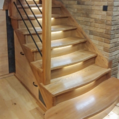 schody klasyczne, klasyczne schody drewniane, schody z balustradą, schody na wymiar, schody klasyczne drewniane, schody z metalową balustradą