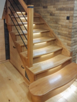 schody klasyczne, klasyczne schody drewniane, schody z balustradą, schody na wymiar, schody klasyczne drewniane, schody z metalową balustradą