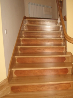 schody klasyczne, schody z metalową balustradą, schody z drewna, schody z balustradą, schody na wymiar, schody drewniane projekt