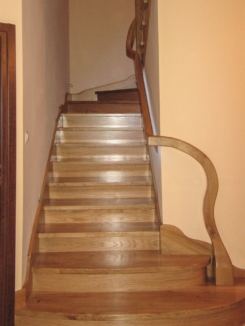 schody klasyczne, schody wewnętrzne, drewniane schody z balustradą, schody z drewna, schody balustrada, schody drewniane