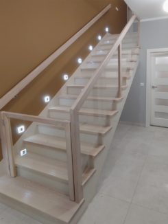 schody nowoczesne, drewniane schody, schody drewniane nowoczesne, nowoczesne schody ze szklaną balustradą, drewniane schody szklana balustrada