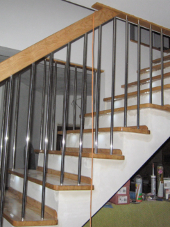 schody nowoczesne, drewniane schody nowoczesne, schody drewniane z metalową balustradą, schody drewno metal