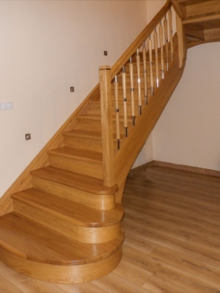 schody policzkowe, drewniane schody, schody na wymiar, schody z drewna, policzkowe schody, schody drewniane z balustradą