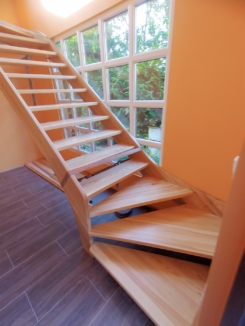 schody policzkowe, drewniane schody, schody na wymiar, schody policzkowe konstrukcja, drewniane schody z balustradą, nowoczesne schody policzkowe, nowoczesne schody drewniane