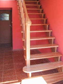 schody policzkowe, drewniane schody, schody na wymiar, schody policzkowe konstrukcja, drewniane schody z balustradą
