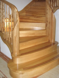 schody stylowe, schody drewniane, drewniane schody z balustradą, schody rzeźbione, schody drewniane rzeźbione, schody drewniane z balustradą