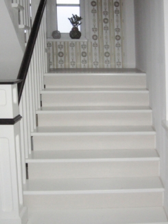 stylowe schody, schody drewniane, białe schody drewniane, schody na wymiar, schody drewniane z balustradą, białe schody z czarną balustradą