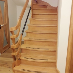 stylowe schody drewniane, schody z poręczą, schody na wymiar, schody drewniane projekt, schody na zamówienie, schody z balustradą