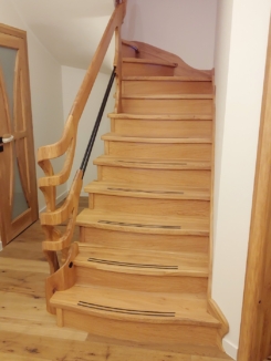 stylowe schody drewniane, schody z poręczą, schody na wymiar, schody drewniane projekt, schody na zamówienie, schody z balustradą