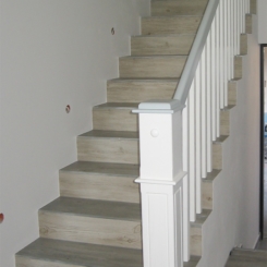 stylowe schody drewniane, białe schody drewniane, schody z białą poręczą, schody stolarz, schody na zamówienie, schody z poręczą, klasyczne schody drewniane