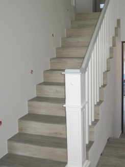stylowe schody drewniane, białe schody drewniane, schody z białą poręczą, schody stolarz, schody na zamówienie, schody z poręczą, klasyczne schody drewniane