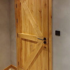 drzwi z litego drewna w stylu rustykalnym