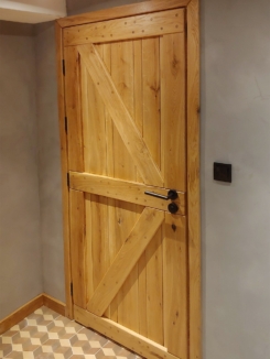 drzwi z litego drewna w stylu rustykalnym