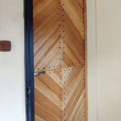 drzwi wejściowe z drewna