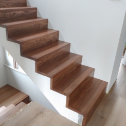 drewniane schody dywanowe
