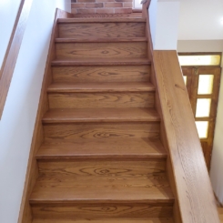 klasyczne schody drewniane z czarną balustradą