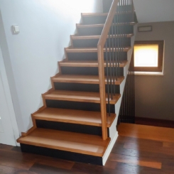 nowoczesne schody drewno i czerń