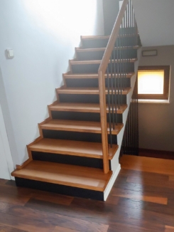 nowoczesne schody drewno i czerń