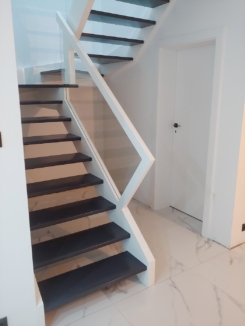 nowoczesne biało-czarne schody ze szklaną balustradą