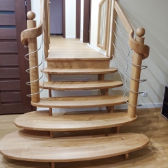 schody drewniane z ozodobną poręczą