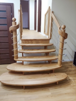 schody drewniane z ozodobną poręczą